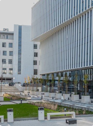 Budynki wykorzystują energię odnawialną, ograniczając swój ślad węglowy.