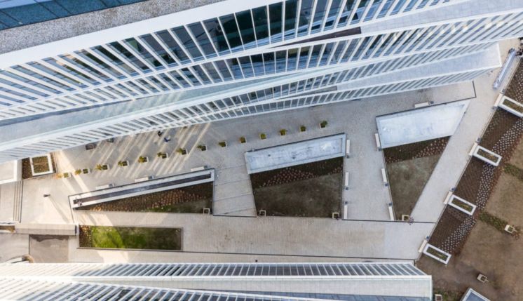 Stabilne wyniki operacyjne i&nbsp;finansowe przy ekspansji na&nbsp;rynki krajów o&nbsp;wyższych ratingach oraz&nbsp;dywersyfikacji działalności w&nbsp;nowe sektory