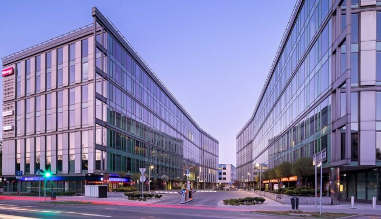 Stabilne przepływy pieniężne z&nbsp;portfela kluczowych nieruchomości w&nbsp;Europie Środkowo-Wschodniej wspierają realizację strategii refinansowania, pomimo straty z&nbsp;wyceny obniżającej wyniki